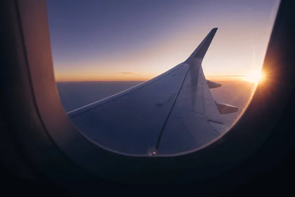 Romantischer Blick Aus Dem Flugzeugfenster Über Den Flügel Bei Schönem — Stockfoto