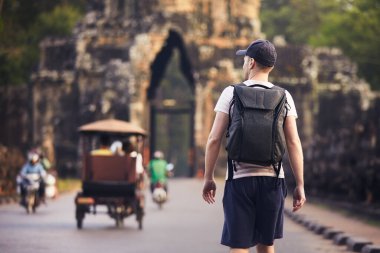 Sırt çantalı adam antik şehre yürüyor. Turist manzarası, Siem Reap, Kamboçya