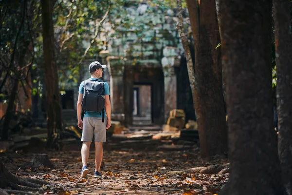 Visão Traseira Homem Com Mochila Chegando Templo Antigo Viajante Camboja — Fotografia de Stock