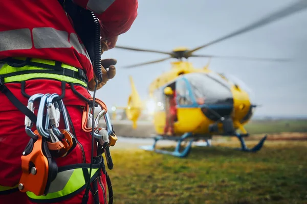 有选择地把重点放在直升机前面的急救辅助医务人员的安全安全带上 主题是营救 帮助和希望 — 图库照片
