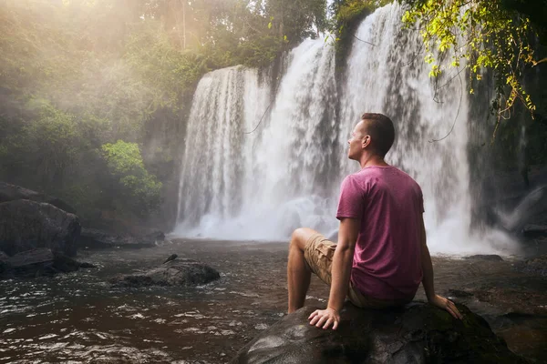Man Resting Stone Front High Waterfall Mountains Tropical Landscape Camobodi — Stock Photo, Image