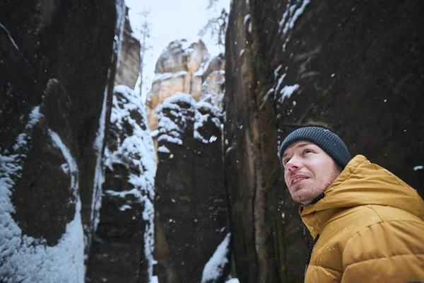 冬の霜の日の間の雪の岩の真ん中の人の肖像画 — ストック写真