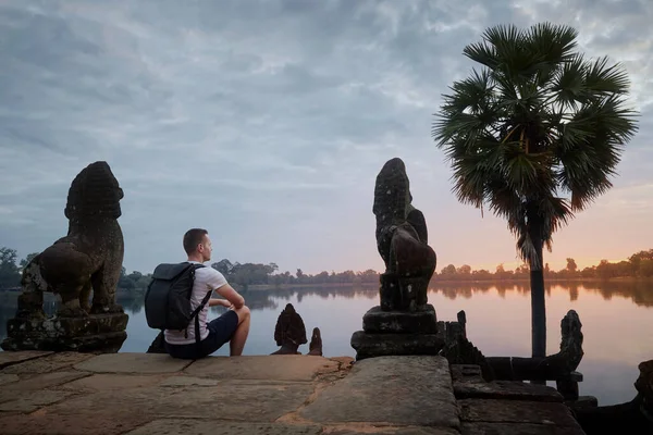 Man Sitting Steps Lake Watching Sunrise Rear View Tourist Backpack — Stock Photo, Image