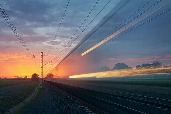아름다운 일출을 맞이하는 기차의 가벼운 현대식 열차의 — 스톡 사진
