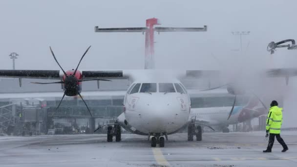 Prag Tschechien Dezember 2022 Enteisung Des Air Serbia Flugzeugs Atr — Stockvideo