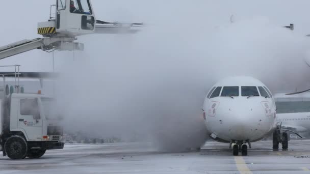 捷克共和国布拉格 2022年12月12日 塞尔维亚航空公司Atr 72飞机除冰 布拉格Vaclav Havel机场冬季降雪 — 图库视频影像