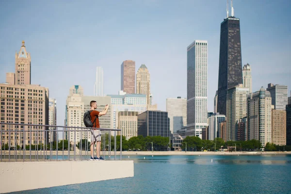 Gökdelenli Chicago Gökdeleni Manzarası Şehir Manzarasını Akıllı Telefonla Çekerken Genç — Stok fotoğraf