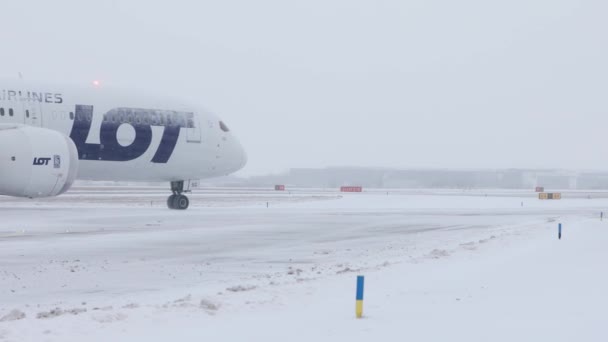 捷克共和国布拉格 2022年12月12日 Lot波兰航空公司波音787 9飞机在降雪时滑行跑道 布拉格Vaclav Havel机场冬季 — 图库视频影像