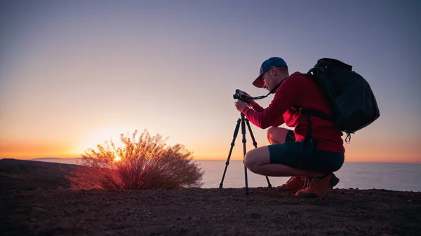 Photographer Camera Tripod Sunset Man Photographing Beautiful Mountain Landscape Clouds — Stock Photo, Image