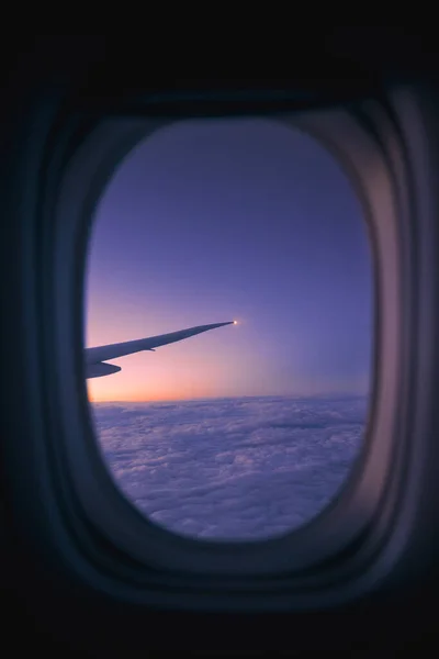 새벽에 비행하는 비행기 창문에서 바라보라 선택적으로 항공기 날개에 초점을 맞추다 — 스톡 사진