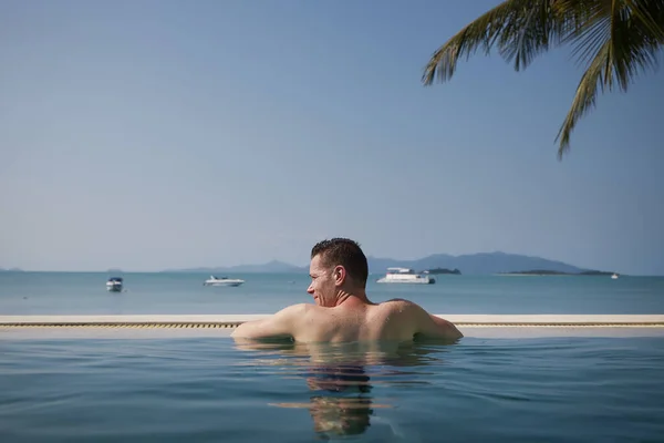 Rear View Man While Relaxing Swimming Sea Island Отдых Пляже — стоковое фото