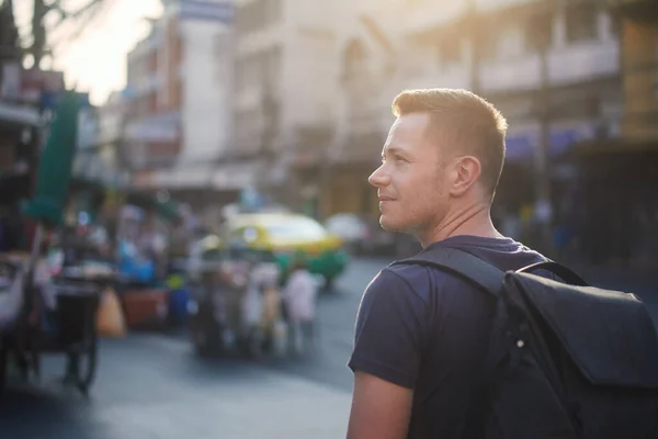 背着背包在城里散步的旅客 人物形象与繁忙街道的对比 巴巴多斯 — 图库照片
