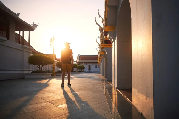 在欣赏曼谷佛教庙宇建筑的同时 也可以看到人类的后视镜 在泰国的旅客 — 图库照片