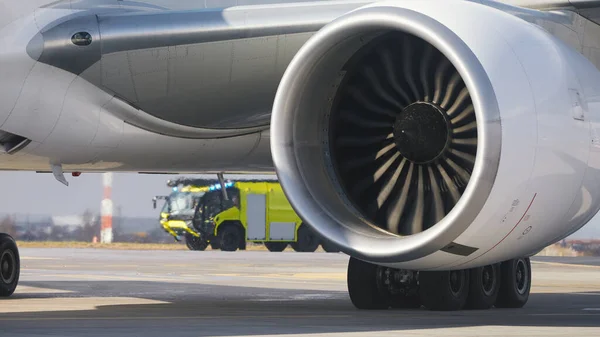 Havaalanı Kurtarma Itfaiye Ekiplerinden Oluşan Itfaiye Kamyonu Pistteki Uçak Motorunun — Stok fotoğraf