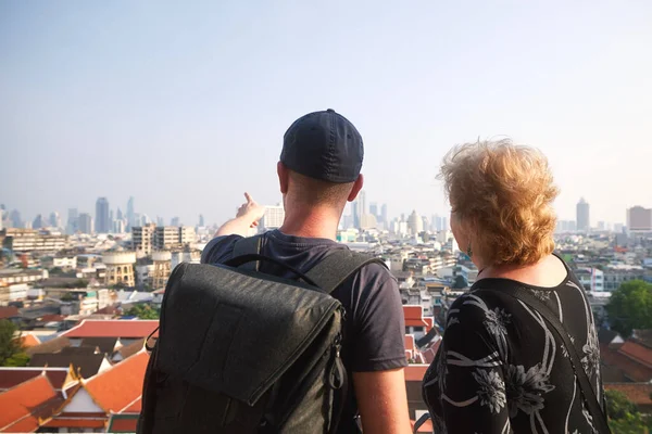 Dva Turisté Bangkoku Dospělý Muž Cestuje Svou Starší Matkou Ukazuje — Stock fotografie