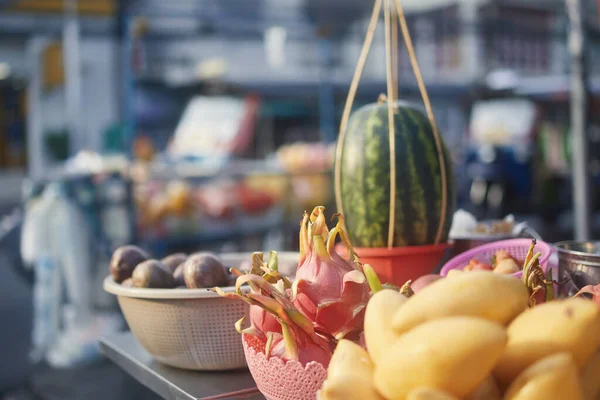 曼谷街头市场上的热带水果种类繁多的摊位 — 图库照片
