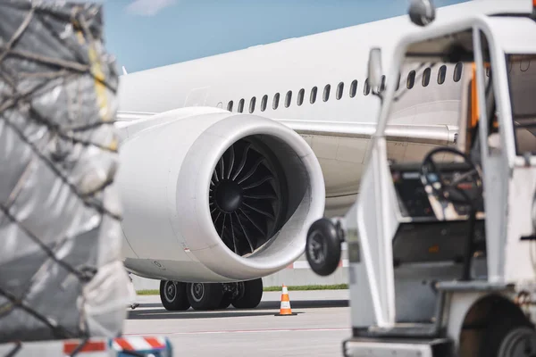 空港での準備飛行機 飛行前の飛行機のジェットエンジンに対する貨物コンテナの積込み — ストック写真