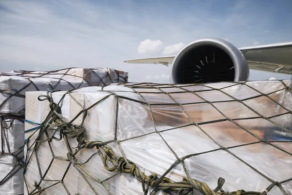 准备飞机在机场 货物集装箱在飞行前装载在飞机喷气式发动机上 — 图库照片
