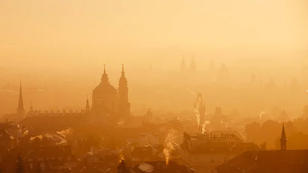 Prag Stadsbild Morgonen Ljus Torn Mindre Stad Höstdimma Tjeckien — Stockfoto