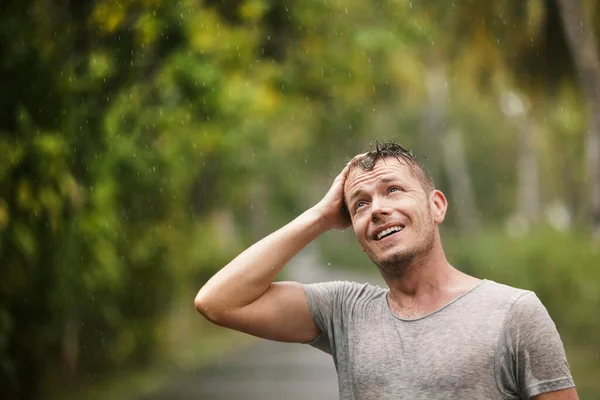 Retrato Homem Roupas Molhadas Desfrutando Chuva Pesada Natureza Temas Vida — Fotografia de Stock