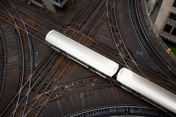 Duży Kąt Widzenia Pociągu Pasażerskiego Skrzyżowaniu Podwyższony Tor Kolejowy Centrum — Zdjęcie stockowe