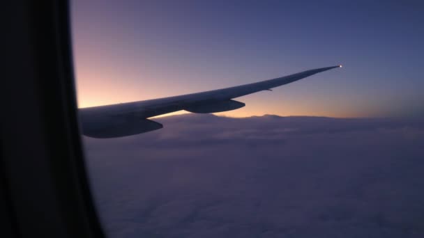 Pohled Okna Letadla Během Letu Nad Mraky Úsvitu Selektivní Zaměření — Stock video
