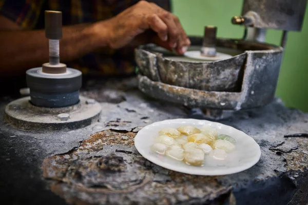 宝石商はスリランカの鉱山から採掘されたムーンストーンを処理しています ジュエリーはこのユニークな宝石から作られています — ストック写真