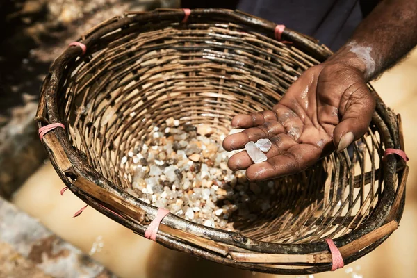 Trabajador Mostrando Gemostones Encontrados Mina Moonstone Sri Lanka Estas Piedras — Foto de Stock