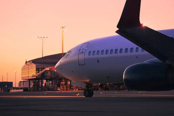 飞机滑行到跑道准备起飞 黎明时分机场的交通情况 度假和航空主题 — 图库照片