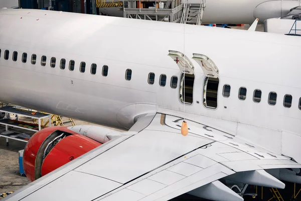 Verkehrsflugzeuge Schwerer Wartung Seitenansicht Des Flugzeugrumpfes Mit Notausgängen Und Tragfläche — Stockfoto