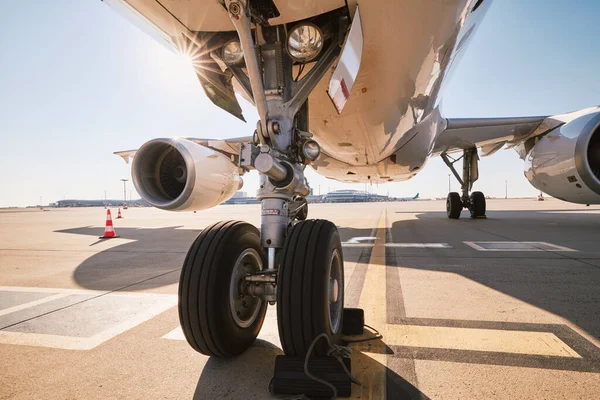Niski Kąt Widzenia Samolotu Lotnisku Przygotowanie Samolotu Pasażerskiego Przed Lotem — Zdjęcie stockowe