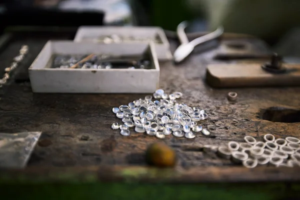 Hromada Zpracovaných Měsíčních Kamenů Připravených Výrobě Šperků Pracovním Stole Zátiší — Stock fotografie