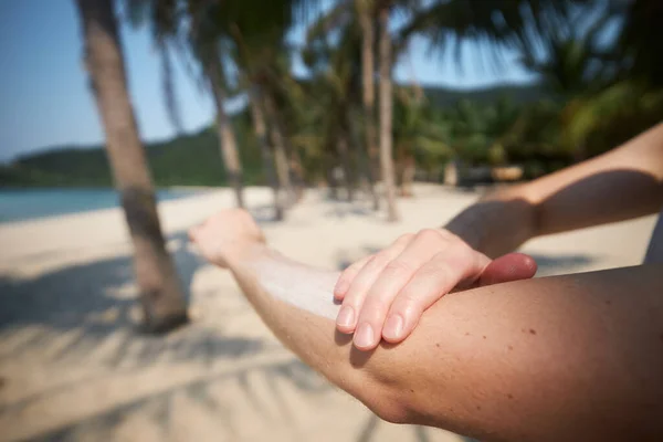 Close Mão Aplicar Protetor Solar Cuidados Com Pele Durante Férias — Fotografia de Stock