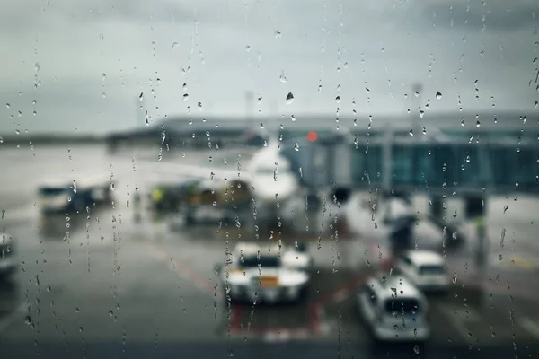Gloomy Väder Flygplatsen Selektivt Fokus Droppar Fönstret Terminalen Mot Flygplan — Stockfoto