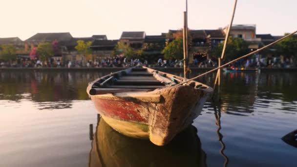 Крупный План Деревянная Лодка Пришвартована Против Занят Набережной Древнего Города — стоковое видео