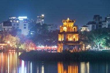 Hanoi 'deki eski mahallede. Hoan Kiem Gölü 'nün ortasındaki Kaplumbağa Kulesi, Vietnam