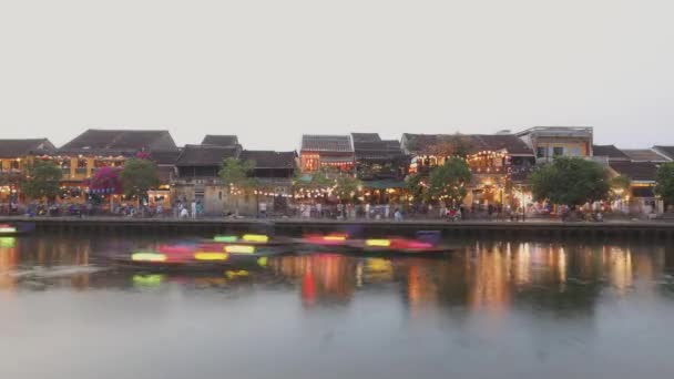 ホイアン ベトナム 2023年5月8日 動きに伝統的なランタンとボートのライトトレイル ベトナムの古代都市ホイアンの水運河とウォーターフロントの夜のシーン — ストック動画
