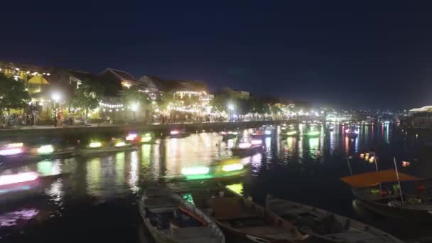 ホイアン ベトナム 2023年5月14日 動きに伝統的なランタンとボートのライトトレイル ベトナムの古代都市ホイアンの水運河とウォーターフロントの夜のシーン — ストック動画