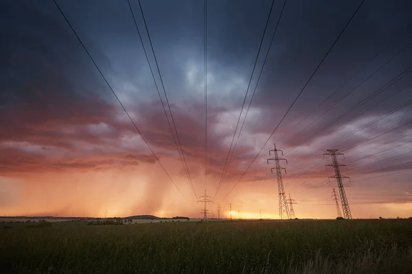 Şiddetli Fırtınayla Yaklaşan Yağmurun Dramatik Bulutları Altında Elektrik Direkleriyle Manzara — Stok fotoğraf