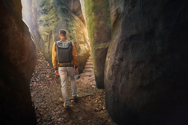 Człowiek Plecakiem Spacerujący Wąską Ścieżką Pomiędzy Naturalnymi Kamiennymi Kolumnami Piaskowcowych — Zdjęcie stockowe