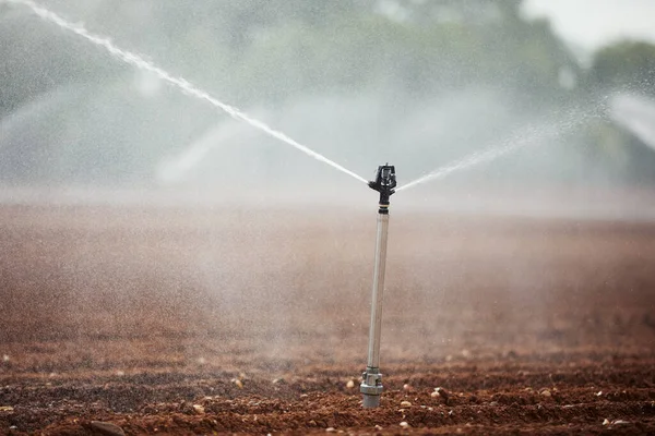 Agrarische Irrigatie Apparatuur Sproeien Water Droog Ingediend Thema Droogte Milieu — Stockfoto