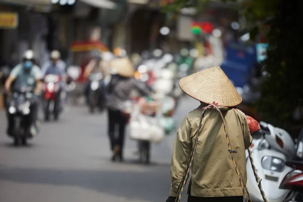 Selective Focus Traditional Conical Hat Person Walking Traffic Motorbikes Busy — Stock Photo, Image