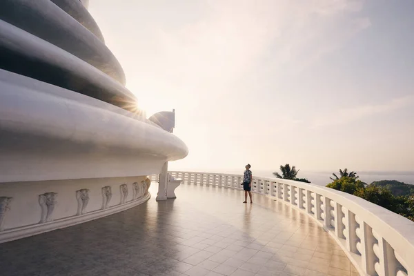Turista Admirando Gran Pagoda Paz Contra Océano Cerca Galle Sri — Foto de Stock