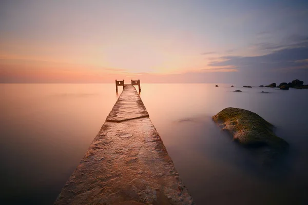 Sonnenuntergang Über Dem Horizont Des Meeres Leere Lange Seebrücke Strand — Stockfoto