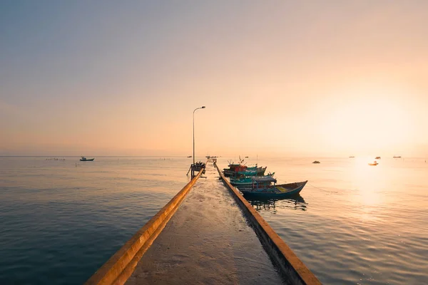 Sunrise Horizon Sea Long Pier Moored Boats Fishing Village Phu — Stock Photo, Image