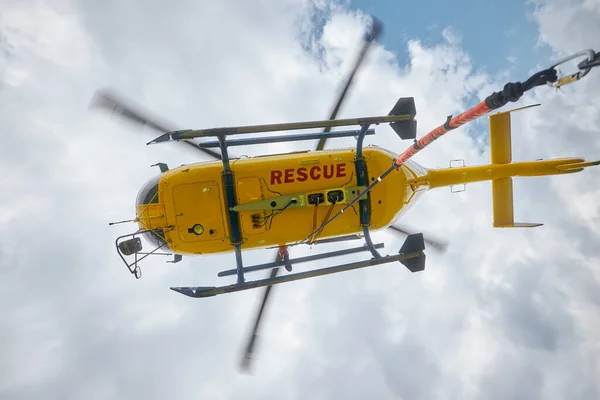 Latający Helikopter Ratownictwa Medycznego Przeciwko Niebu Tematy Ratowania Pomocy Nadziei — Zdjęcie stockowe