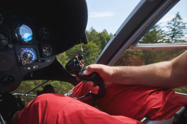 Servizio Medico Emergenza Dell Elicottero Pilota Durante Volo Sopra Foresta — Foto Stock