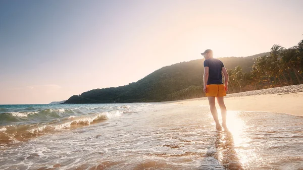 Rückansicht Eines Glücklichen Mannes Beim Spazierengehen Meer Alleinreisender Idyllischen Leeren — Stockfoto