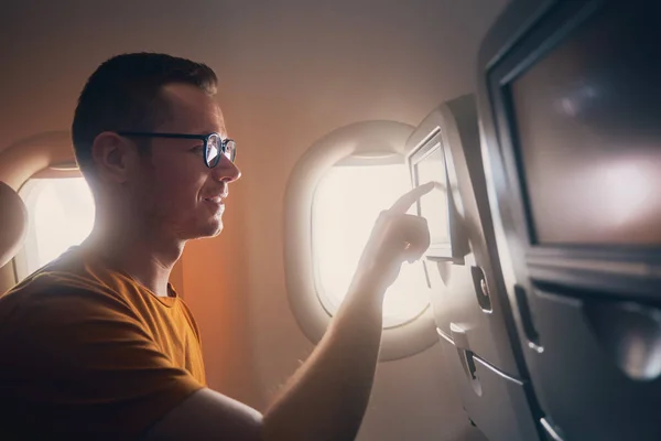 비행기로 여행하는 항공기내 시스템 인터넷 연결을 사용하는 승객의 — 스톡 사진