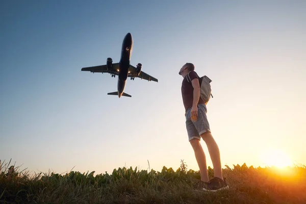 Man Met Rugzak Zoek Naar Vliegtuig Landing Luchthaven Tijdens Prachtige — Stockfoto